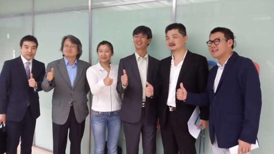 김범수 다음카카오 이사회 의장(오른쪽 두번째)과 피아오 얀리 텐센트 부사장(왼쪽 세번째) 등 다음카카오 이사회 멤버들이 1일 서울 한남동 다음 본사에서 이사회를 마치고 기념촬영을 하고 있다.